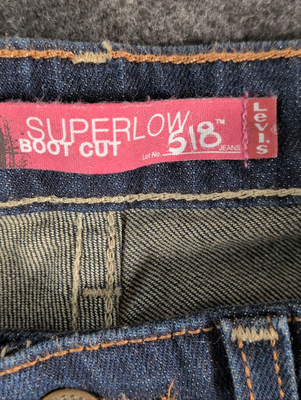 Levi's 518 Superlow bootcut Low Rise Denim jeans Size 7 Dark Wash - Picture 6 of 10